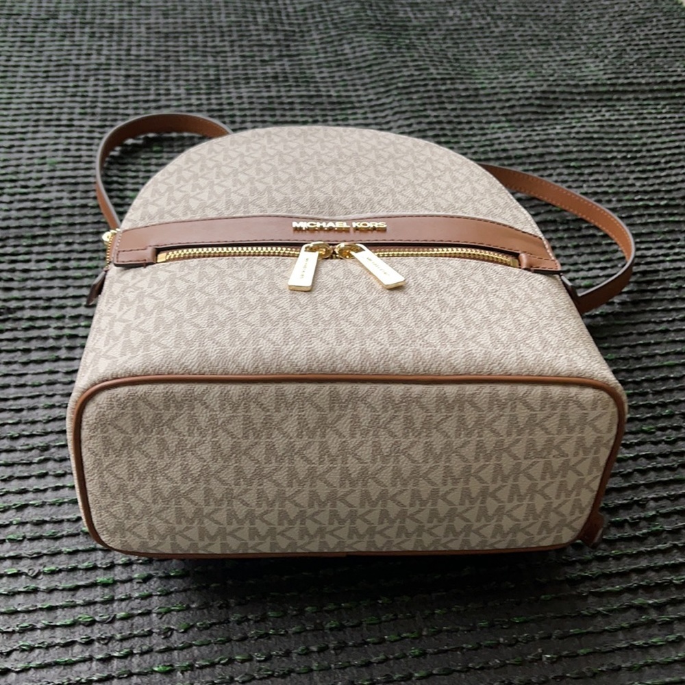 MICHAEL KORS Kenly Medium Backpack Signature Vanilla Bag - Picture 3 of 16